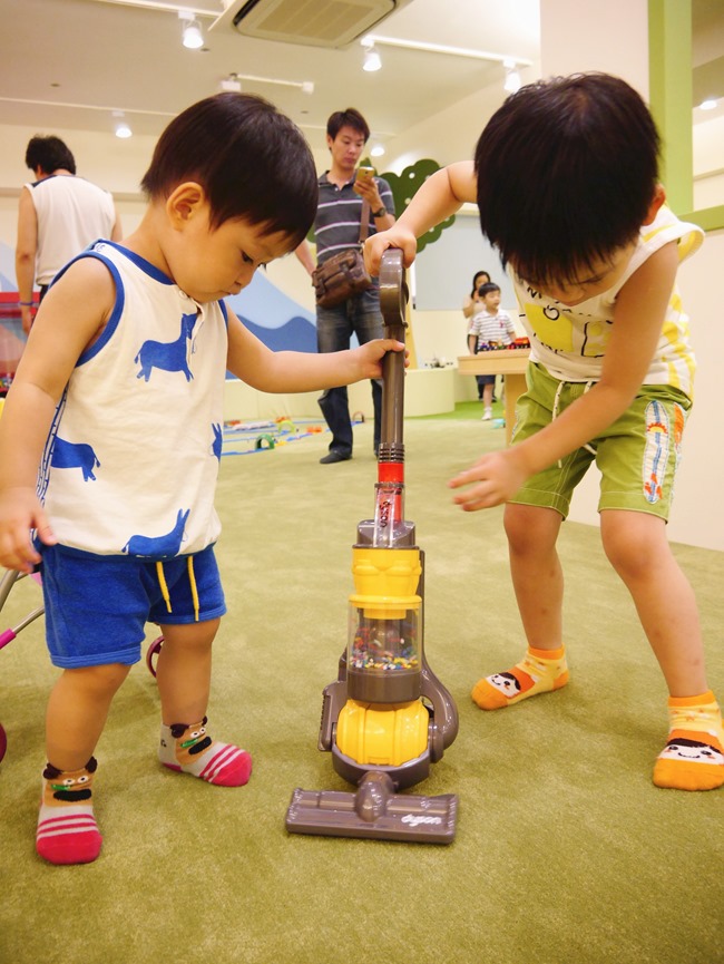 │台北。親子館│幼佑城堡。球池、音磚軌道溜溜球、攀岩、氣墊床、透明人體滾球 多元豐富的新遊樂體驗