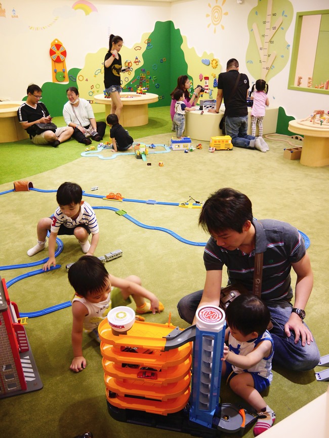 │台北。親子館│幼佑城堡。球池、音磚軌道溜溜球、攀岩、氣墊床、透明人體滾球 多元豐富的新遊樂體驗