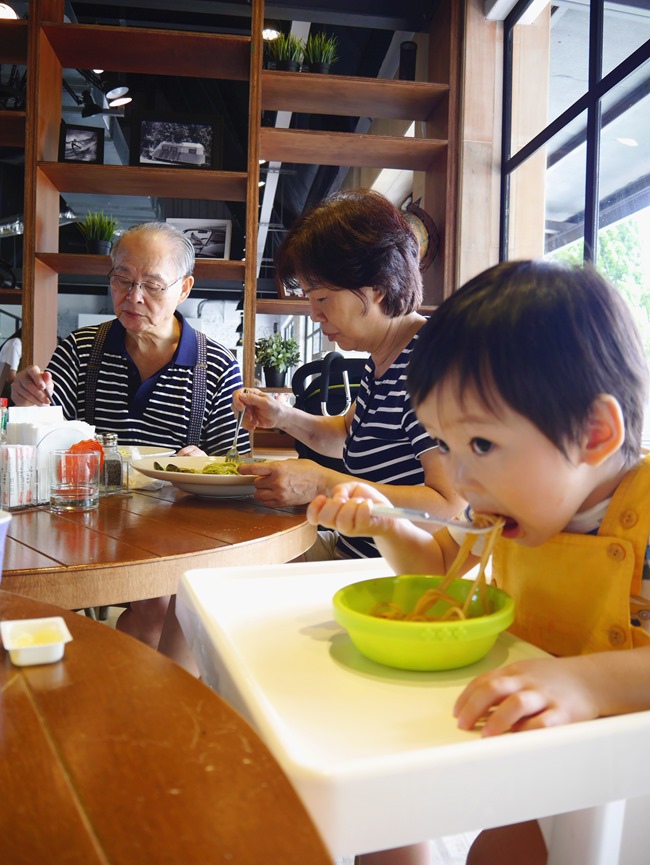 │宜蘭。礁溪│「幸福時光」親子餐廳。大黑板、獨立遊戲室、小廚師體驗、耐人尋味的文青工業風