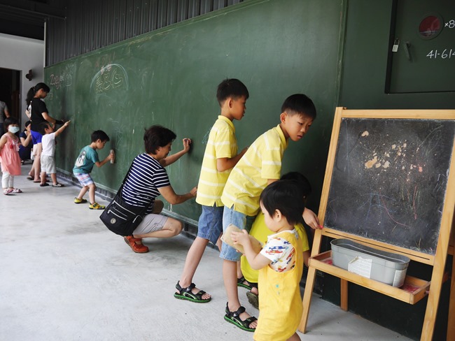 │宜蘭。礁溪│「幸福時光」親子餐廳。大黑板、獨立遊戲室、小廚師體驗、耐人尋味的文青工業風 │宜蘭。礁溪│「幸福時光」親子餐廳。大黑板、獨立遊戲室、小廚師體驗、耐人尋味的文青工業風