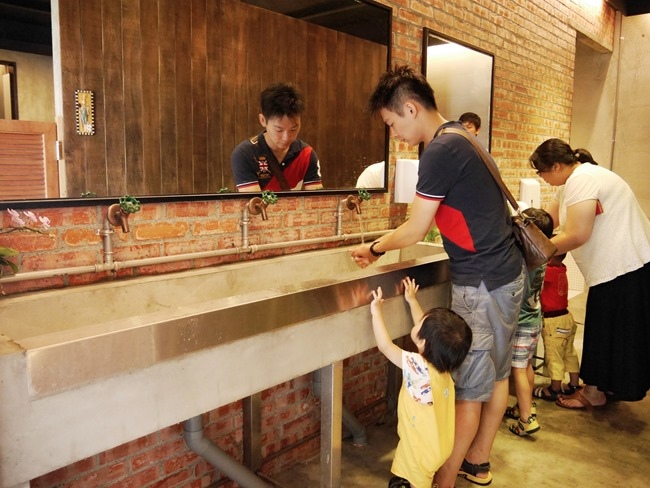 │宜蘭。礁溪│「幸福時光」親子餐廳。大黑板、獨立遊戲室、小廚師體驗、耐人尋味的文青工業風 │宜蘭。礁溪│「幸福時光」親子餐廳。大黑板、獨立遊戲室、小廚師體驗、耐人尋味的文青工業風