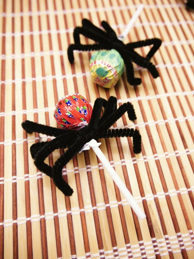 萬聖節親子手作「棒棒糖毛根蜘蛛」DIY。不給糖就搗蛋! 萬聖節親子手作「棒棒糖毛根蜘蛛」DIY。不給糖就搗蛋!