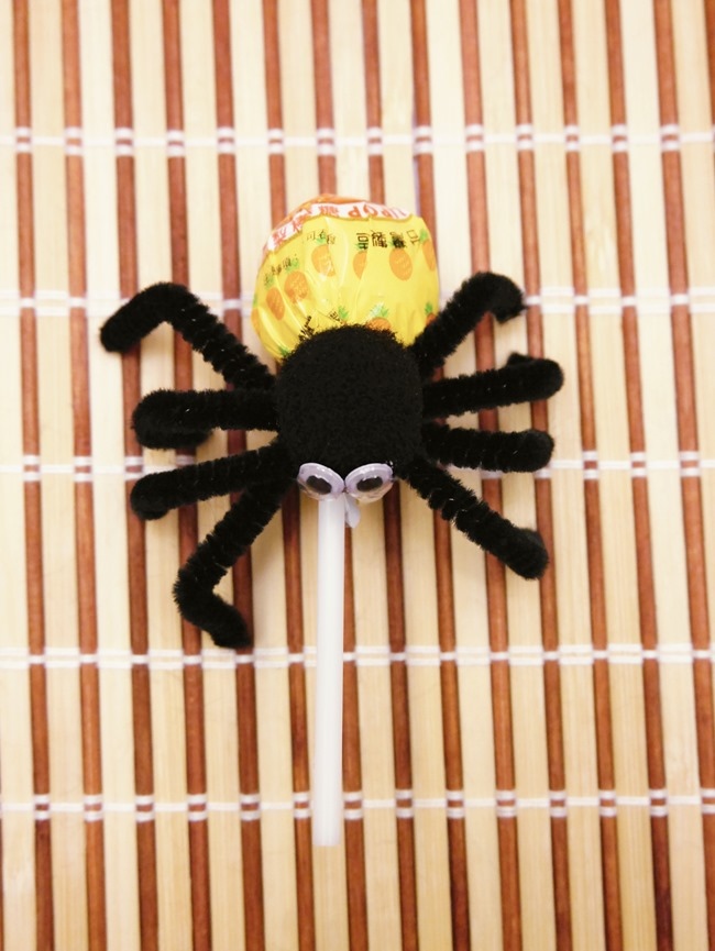 萬聖節親子手作「棒棒糖毛根蜘蛛」DIY。不給糖就搗蛋! 萬聖節親子手作「棒棒糖毛根蜘蛛」DIY。不給糖就搗蛋!