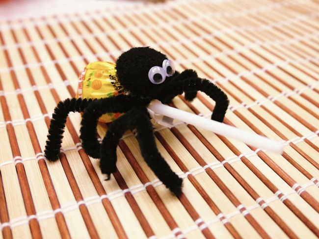 萬聖節親子手作「棒棒糖毛根蜘蛛」DIY。不給糖就搗蛋! 萬聖節親子手作「棒棒糖毛根蜘蛛」DIY。不給糖就搗蛋!