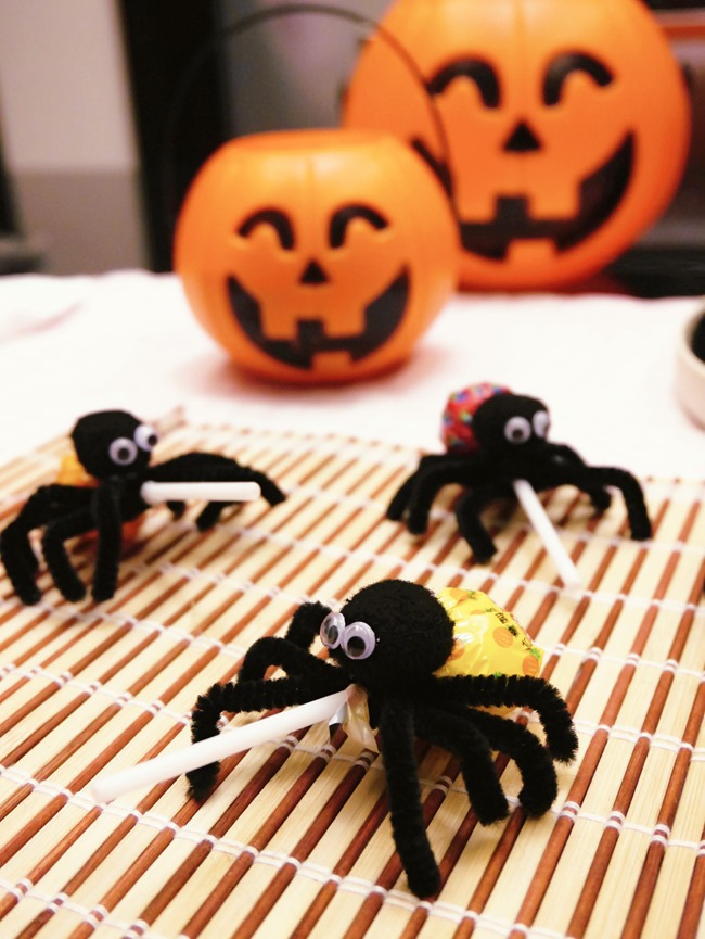 萬聖節親子手作「棒棒糖毛根蜘蛛」DIY。不給糖就搗蛋! 萬聖節親子手作「棒棒糖毛根蜘蛛」DIY。不給糖就搗蛋!