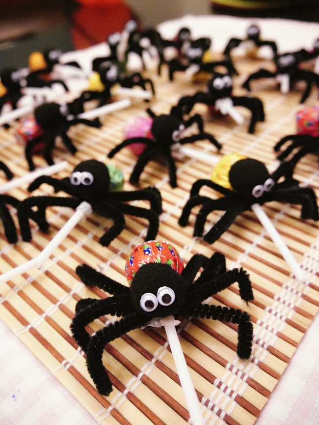 萬聖節親子手作「棒棒糖毛根蜘蛛」DIY。不給糖就搗蛋！