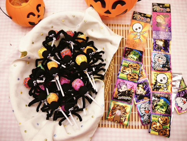 萬聖節親子手作「棒棒糖毛根蜘蛛」DIY。不給糖就搗蛋! 萬聖節親子手作「棒棒糖毛根蜘蛛」DIY。不給糖就搗蛋!