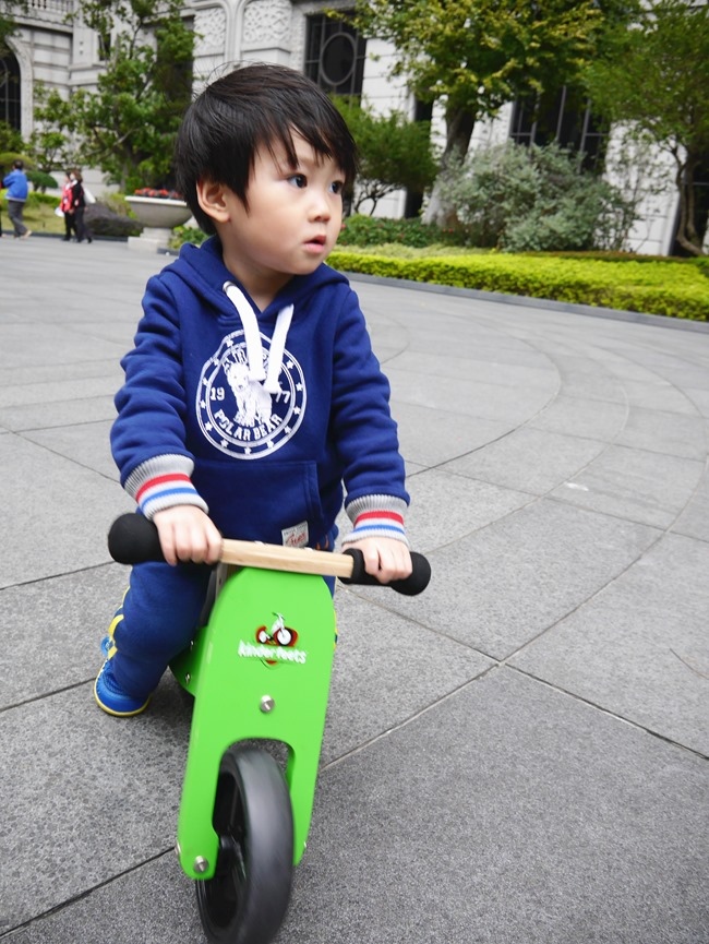 逗寶-美國Kinderfeets木製平衡滑步車-高CP值三輪變兩輪。平衡感有助於孩子肢體發展的第一步