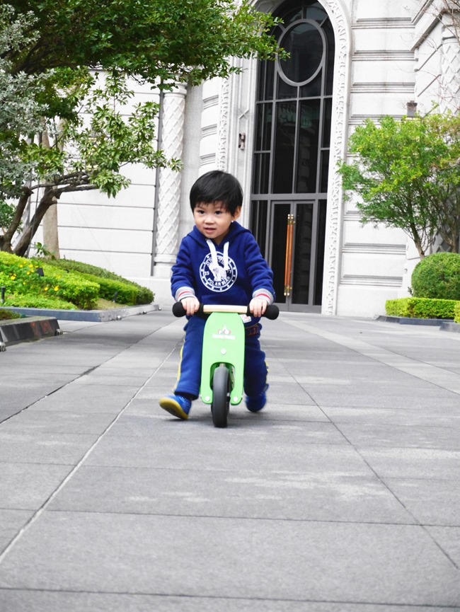 逗寶-美國Kinderfeets木製平衡滑步車-高CP值三輪變兩輪。平衡感有助於孩子肢體發展的第一步