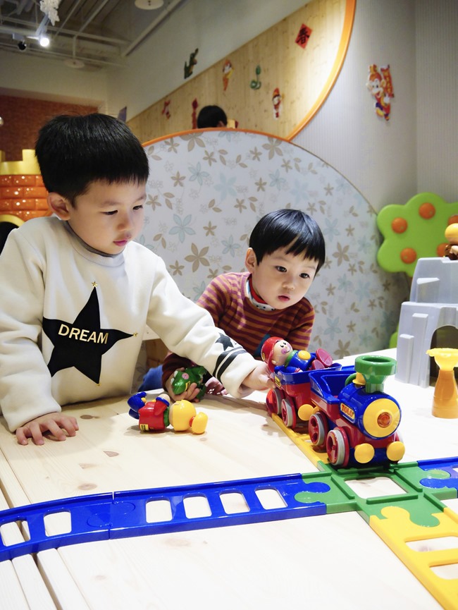 【台北。內湖】高水準BossMama親子餐廳。旋轉木馬、樹屋、球池、閱讀區 【台北。內湖】高水準BossMama親子餐廳。旋轉木馬、樹屋、球池、閱讀區