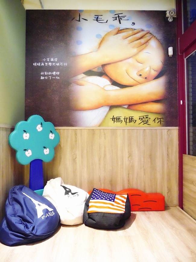 【台北。內湖】高水準BossMama親子餐廳。旋轉木馬、樹屋、球池、閱讀區 【台北。內湖】高水準BossMama親子餐廳。旋轉木馬、樹屋、球池、閱讀區