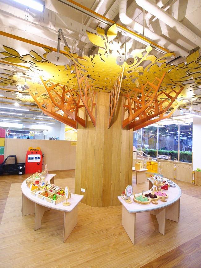 │台北。親子館│信誼小太陽親子館。樹屋森林球池、家家酒市集、探索迷宮、親子共樂小天地 │台北。親子館│信誼小太陽親子館。樹屋森林球池、家家酒市集、探索迷宮、親子共樂小天地