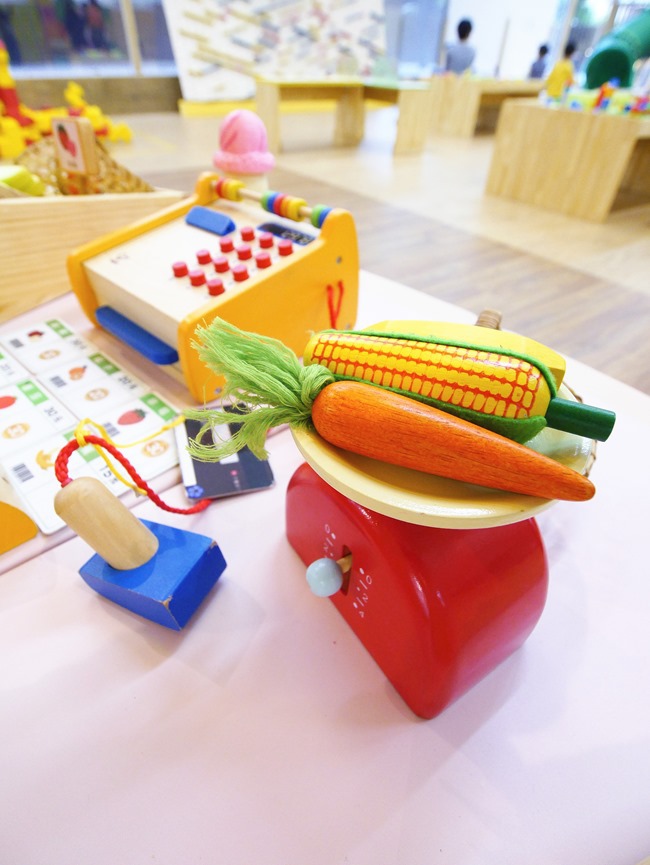 │台北。親子館│信誼小太陽親子館。樹屋森林球池、家家酒市集、探索迷宮、親子共樂小天地 │台北。親子館│信誼小太陽親子館。樹屋森林球池、家家酒市集、探索迷宮、親子共樂小天地