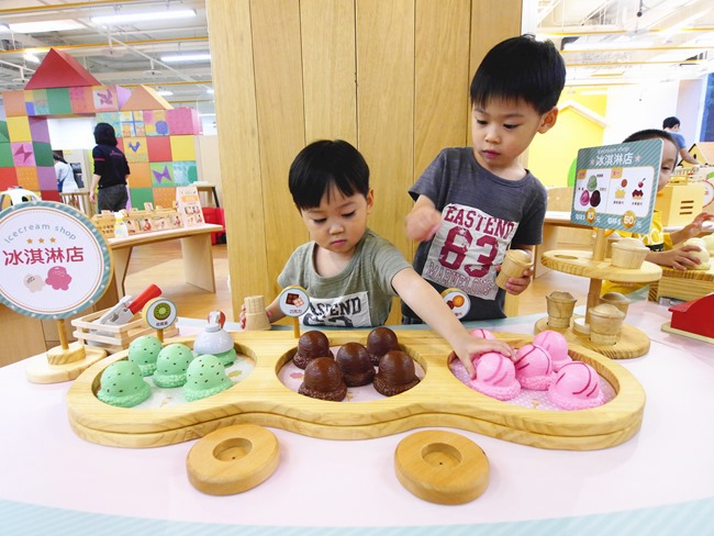 │台北。親子館│信誼小太陽親子館。樹屋森林球池、家家酒市集、探索迷宮、親子共樂小天地 │台北。親子館│信誼小太陽親子館。樹屋森林球池、家家酒市集、探索迷宮、親子共樂小天地
