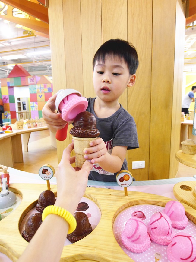 │台北。親子館│信誼小太陽親子館。樹屋森林球池、家家酒市集、探索迷宮、親子共樂小天地