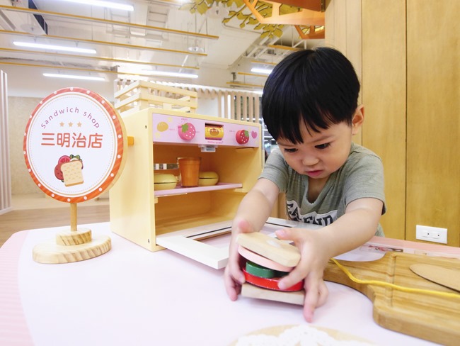 │台北。親子館│信誼小太陽親子館。樹屋森林球池、家家酒市集、探索迷宮、親子共樂小天地 │台北。親子館│信誼小太陽親子館。樹屋森林球池、家家酒市集、探索迷宮、親子共樂小天地