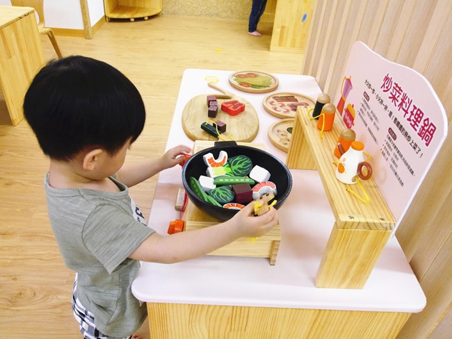 │台北。親子館│信誼小太陽親子館。樹屋森林球池、家家酒市集、探索迷宮、親子共樂小天地 │台北。親子館│信誼小太陽親子館。樹屋森林球池、家家酒市集、探索迷宮、親子共樂小天地