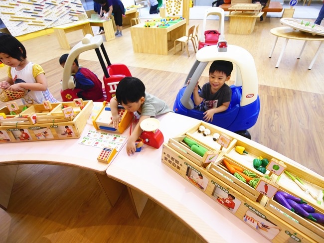 │台北。親子館│信誼小太陽親子館。樹屋森林球池、家家酒市集、探索迷宮、親子共樂小天地 │台北。親子館│信誼小太陽親子館。樹屋森林球池、家家酒市集、探索迷宮、親子共樂小天地