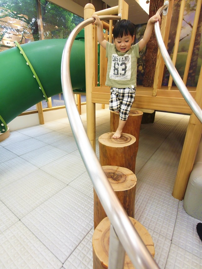 │台北。親子館│信誼小太陽親子館。樹屋森林球池、家家酒市集、探索迷宮、親子共樂小天地 │台北。親子館│信誼小太陽親子館。樹屋森林球池、家家酒市集、探索迷宮、親子共樂小天地