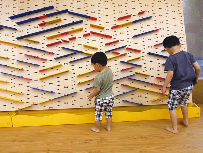 │台北。親子館│信誼小太陽親子館。樹屋森林球池、家家酒市集、探索迷宮、親子共樂小天地 │台北。親子館│信誼小太陽親子館。樹屋森林球池、家家酒市集、探索迷宮、親子共樂小天地