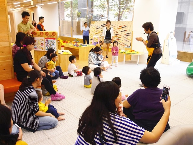 │台北。親子館│信誼小太陽親子館。樹屋森林球池、家家酒市集、探索迷宮、親子共樂小天地