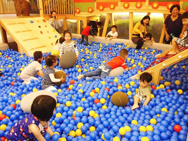 │台北。親子館│信誼小太陽親子館。樹屋森林球池、家家酒市集、探索迷宮、親子共樂小天地 │台北。親子館│信誼小太陽親子館。樹屋森林球池、家家酒市集、探索迷宮、親子共樂小天地