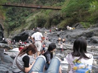 ML-65 一堆人VS一股味.JPG