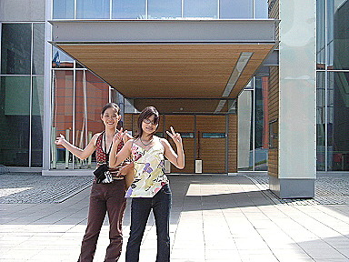 我與小文在赫爾辛基大學地理系館前的合照