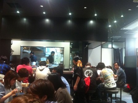 1343742236-761276938 Tokyo-香氣濃郁 麵條Q彈的人氣沾麵六厘舍