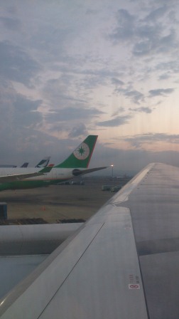 1352472216-1891118967 2012台北香港新加坡第四回之會吵的乘客有糖吃