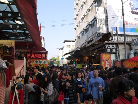 1358867296-3158783040 台中-一中街 白天的夜市?