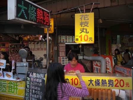 1358867301-175206787 台中-一中街 白天的夜市?