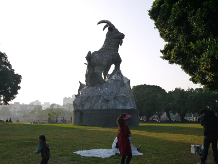 1358867317-3889558062 台中-一中街 白天的夜市?