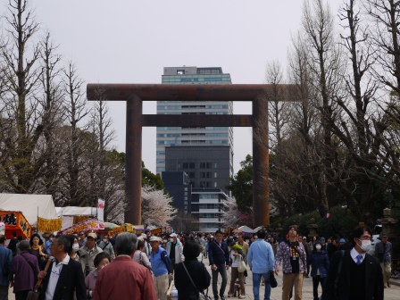 1364222642-1990482670 Kudanshita-櫻花祭始於靖國神社櫻花標本木(2013お花見之一)