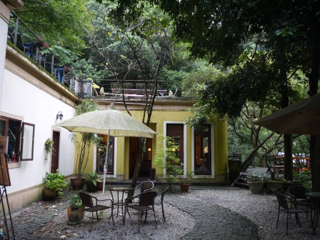 1381558635-168090787 士林-蒙馬特影像咖啡 山林間的優閒咖啡屋