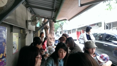 1386414602-2755552670 新竹-東園國小旁茄苳大樹下麵店 排隊名店但非常沒規劃