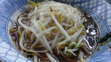 1386414604-379613697 新竹-東園國小旁茄苳大樹下麵店 排隊名店但非常沒規劃