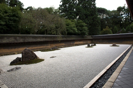 1386505861-1139351748 Kyoto-龍安寺 枯山水 巧妙的15顆石頭排列 永遠只看到14顆