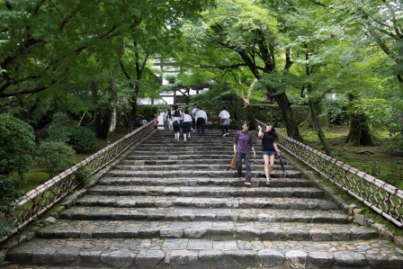 1386505877-4197917543 Kyoto-龍安寺 枯山水 巧妙的15顆石頭排列 永遠只看到14顆