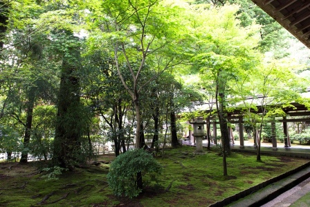 1386505894-522697200 Kyoto-龍安寺 枯山水 巧妙的15顆石頭排列 永遠只看到14顆