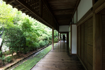 1386505896-49178862 Kyoto-龍安寺 枯山水 巧妙的15顆石頭排列 永遠只看到14顆