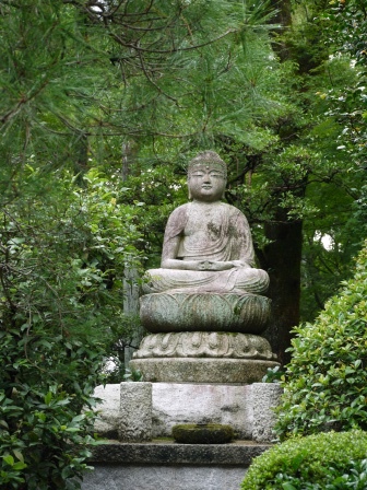 1386638102-1162993896 Kyoto-龍安寺 枯山水 巧妙的15顆石頭排列 永遠只看到14顆