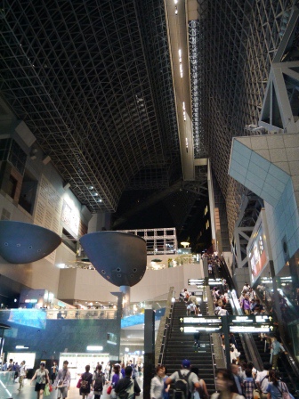 1387024994-891830421 Kyoto-京都車站 是車站是百貨公司也是觀光景點