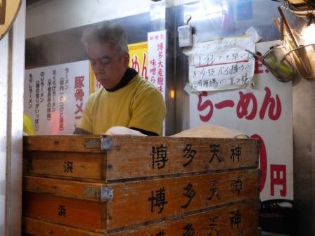 1387981160-3303310732 Shinjuku-博多天神拉麵 湯頭濃郁高麗菜辣醬加分