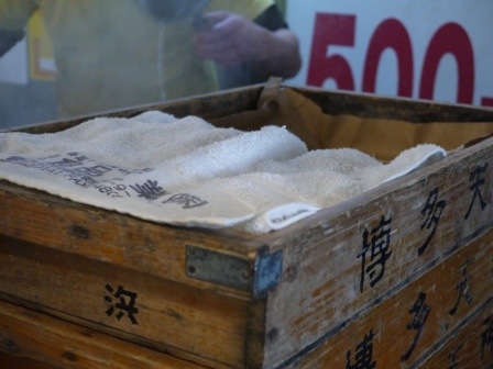 1387981165-307066799 Shinjuku-博多天神拉麵 湯頭濃郁高麗菜辣醬加分