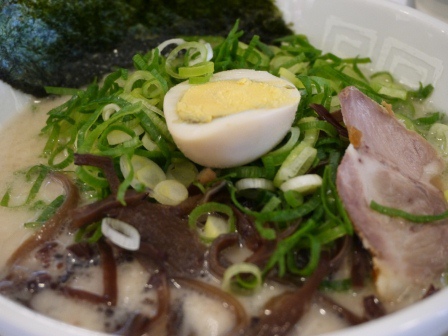 1387981174-2267893556 Shinjuku-博多天神拉麵 湯頭濃郁高麗菜辣醬加分