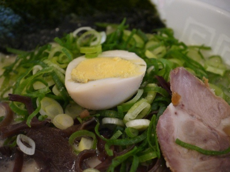 1387981179-3435900930 Shinjuku-博多天神拉麵 湯頭濃郁高麗菜辣醬加分