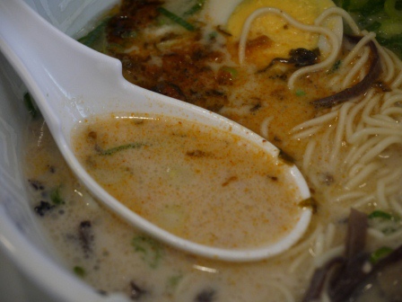 1387981187-3427312287 Shinjuku-博多天神拉麵 湯頭濃郁高麗菜辣醬加分