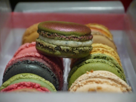 1401082851-3174372773 HK-Pierre Hermé Paris鑲金的馬卡龍 但還真好吃啊!