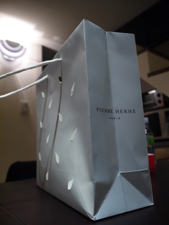 1401082958-234897376 HK-Pierre Hermé Paris鑲金的馬卡龍 但還真好吃啊!